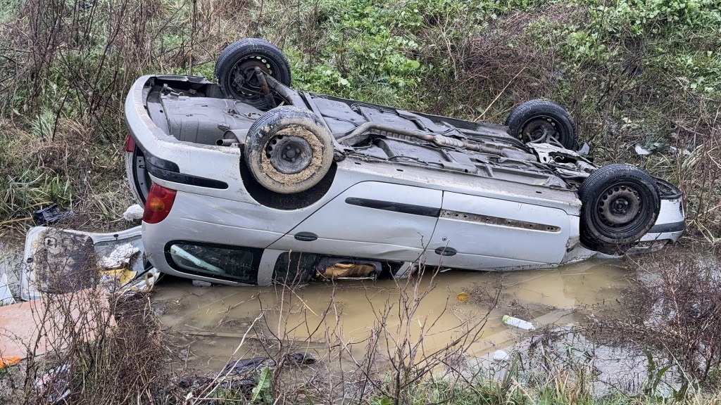 Otomobil su kanalına uçtu: Sürücü yaralı