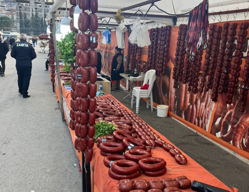 Tarihi geçmiş 850 kilogram sucuk ele geçirildi