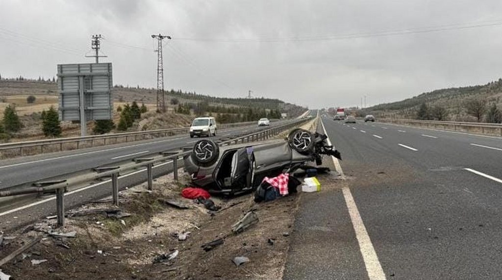 Kontrolden çıkan otomobil ters döndü: 2 yaralı