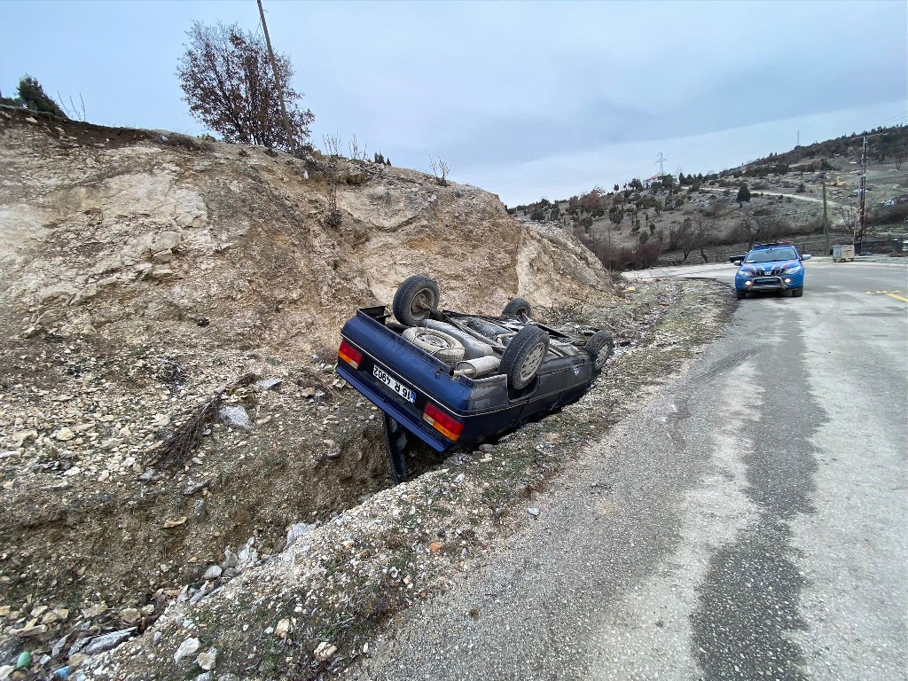 Kontrolden çıkan otomobil takla attı; 2 yaralı