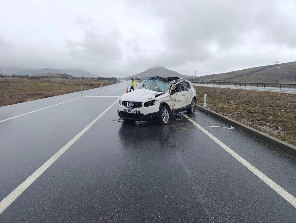 Takla atan otomobilde 3 kişi yaralandı