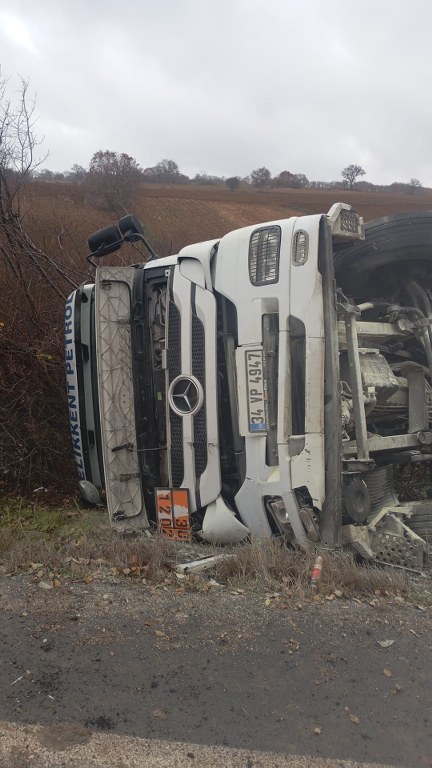 Kontrolden çıkan petrol tankeri devrildi