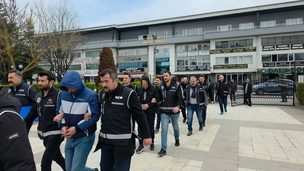 Sahte kimlikle arazi satmaya çalışan şebeke yakalandı