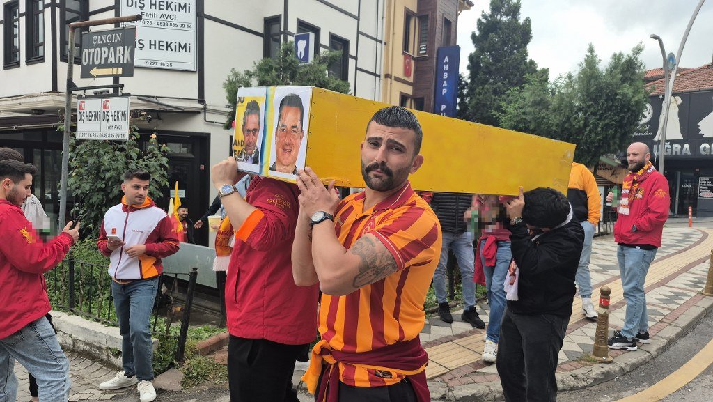 Galatasaraylı taraftarlar sarı-lacivert renkli tabutla yürüdü