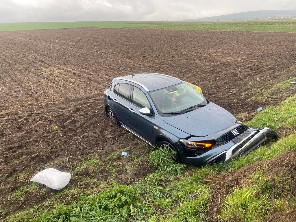 Tarlaya uçan otomobildeki 2 kişi yaralandı