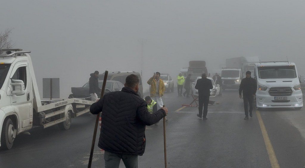 Yoğun sis zincirleme kazaya neden oldu