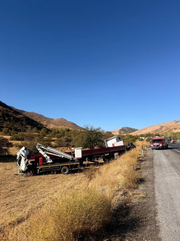 Tır ile kamyonet çarpıştı: 2 yaralı