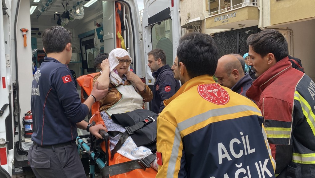 Taziye evine yemek yaparken evini yakıyordu