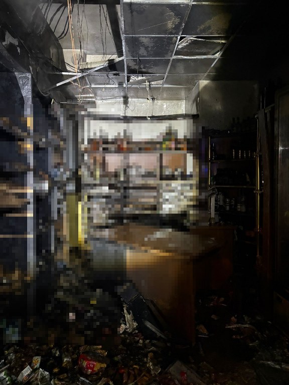  Ailesine ait tekel bayisini benzin döküp ateşe verdi: 2 yaralı