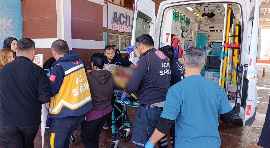 Tekeri çıkan otomobil takla attı: 1’i ağır 2 yaralı