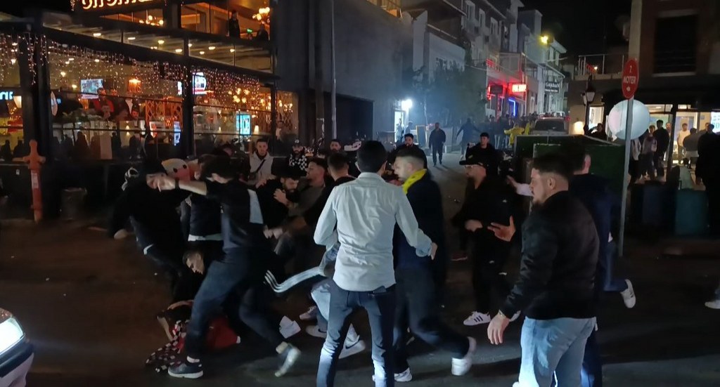 Birbirine giren taraftarlar mahalleyi savaş alanına çevirdi: 5 yaralı