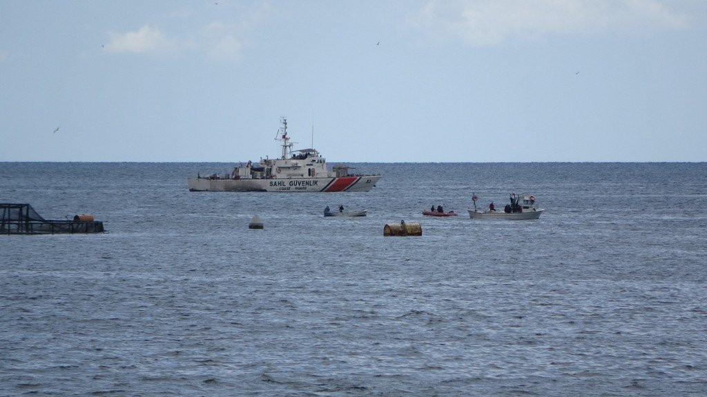 Denizde teknesi terk edilmiş halde bulunan balıkçı için arama çalışması başlatıldı