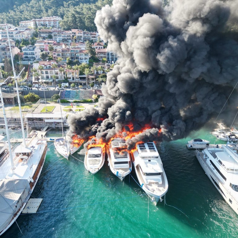 Fethiye'de iskeleye bağlı 4 tekne yandı