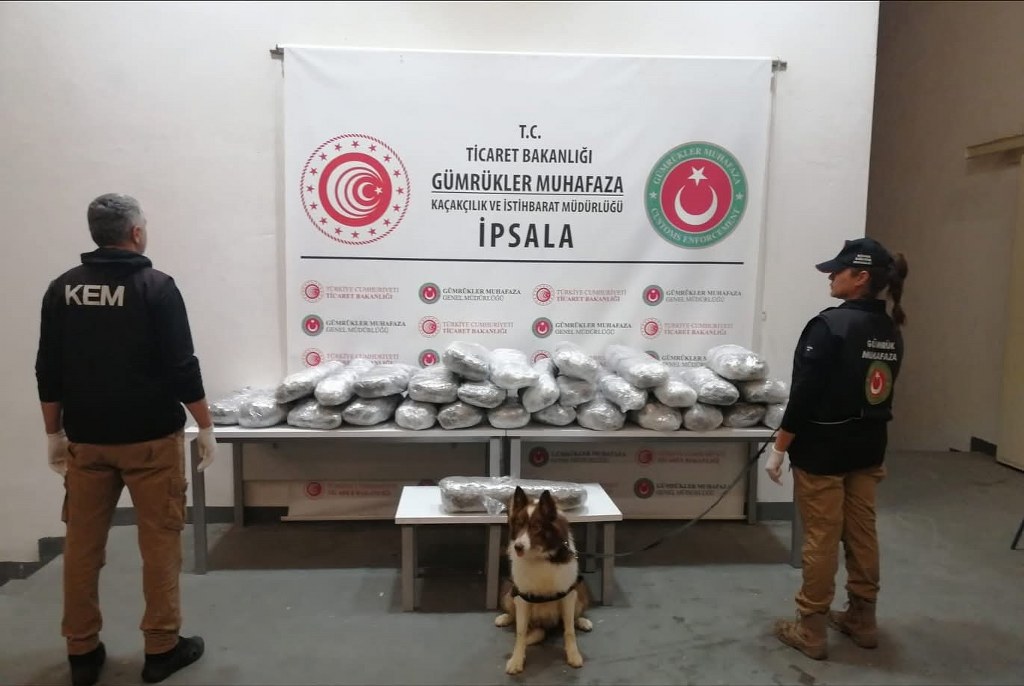 Televizyon ünitesi içerisine gizlenen 96 kilo uyuşturucu yakalandı