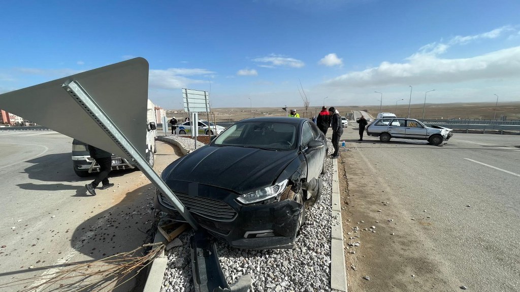 Ters yöne giren otomobil kazaya yol açtı