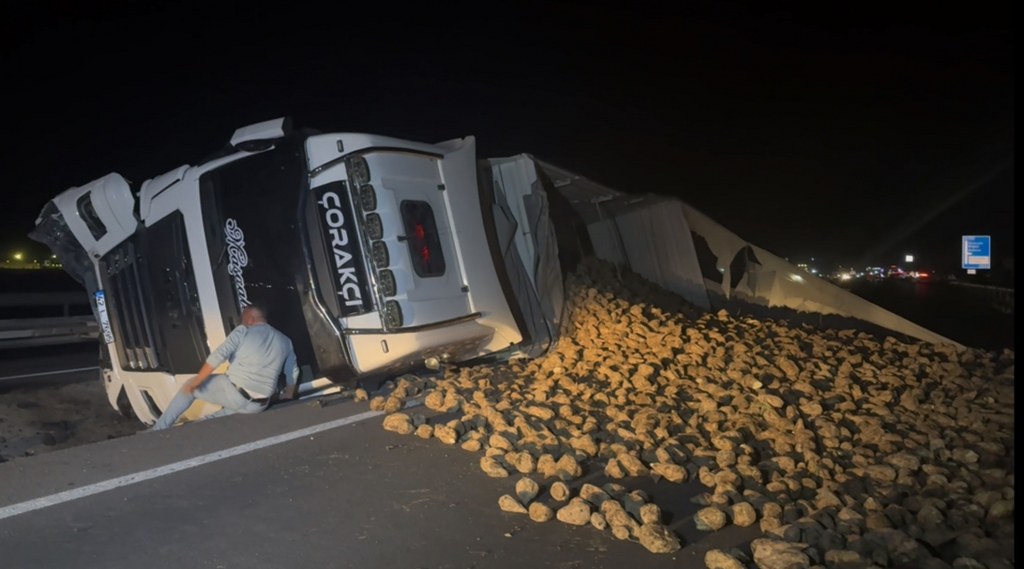 Köpeğe çarpmamak için manevra yaptı pancar yüklü tır  devrildi