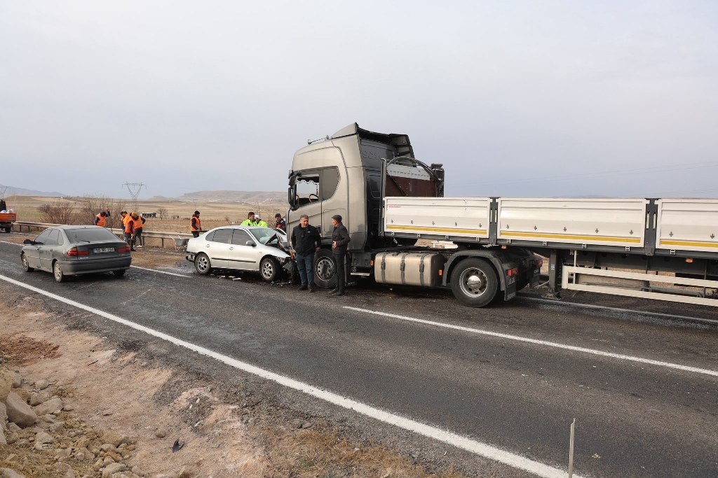 Otomobille tır kafa kafaya çarpıştı: 1 ölü 1'i ağır 3 yaralı