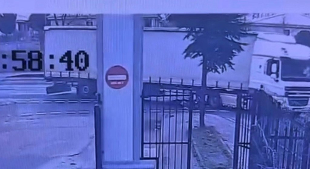 Başakşehir'de tırın altında kalan motosiklet sürücüsü ölümden döndü