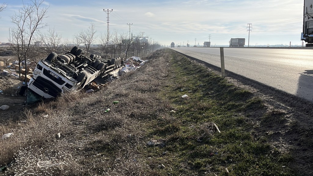 Kontrolden çıkan tır şarampole devrildi: 2 yaralı