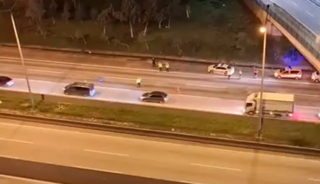 Otoyolda karşıya geçmeye çalışırken tır çarptı:1 kişi hayatını kaybetti