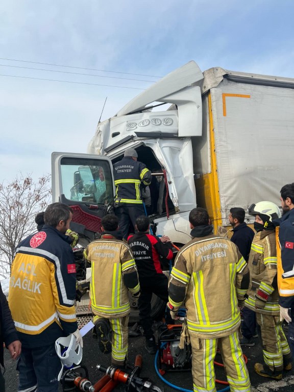 Seyir halindeki tır, park halindeki tıra çarptı: 1 yaralı