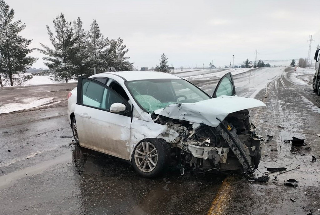 Tır ile otomobil çarpıştı: 2 yaralı