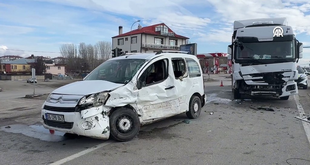 Tırın çarptığı hafif ticari aracın sürücüsü yaralandı