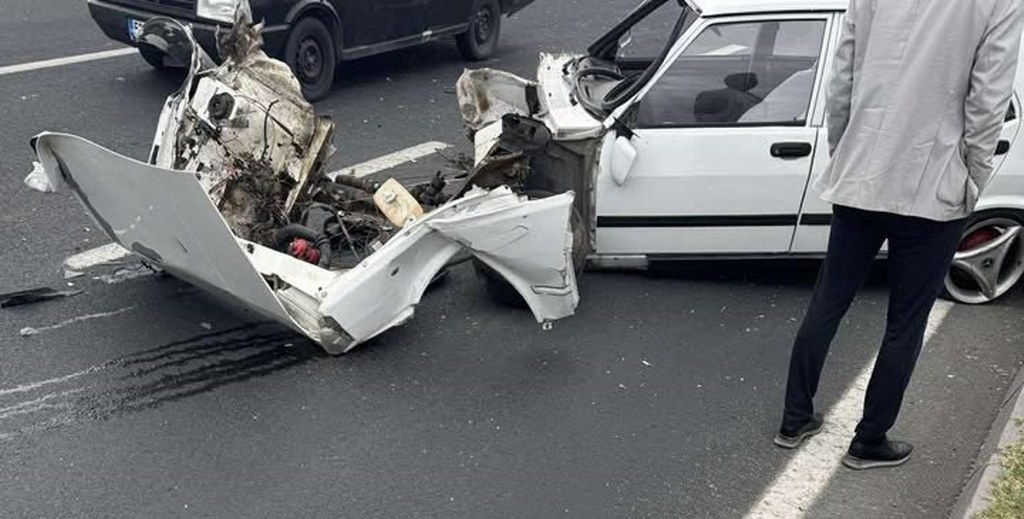  Tofaş marka otomobilin motoru fırladı: 2 yaralı