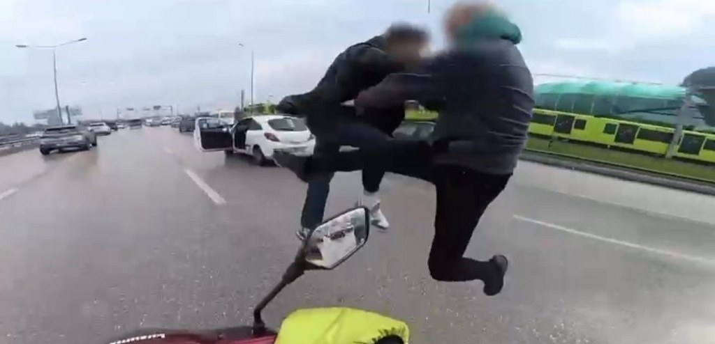 Trafikte uçan tekmeli kavga kameraya yansıdı