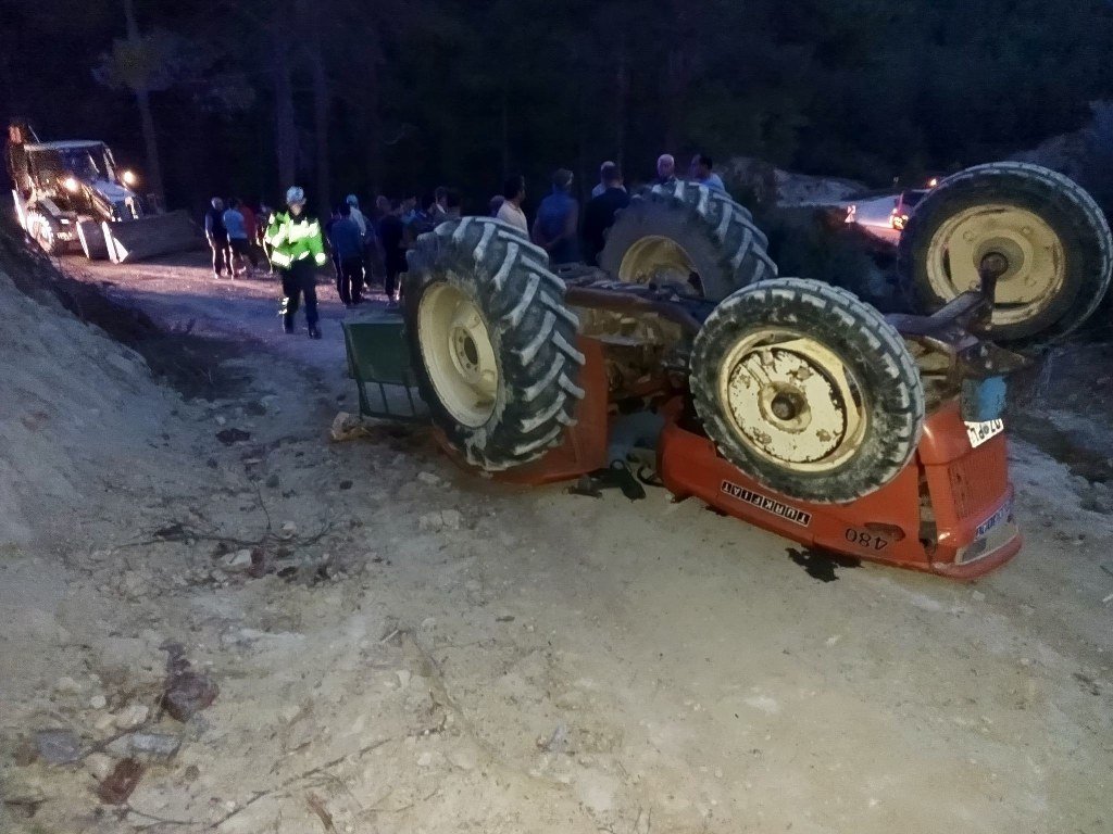 Devrilen traktörün altında kaldı: 1 ölü, 1 yaralı