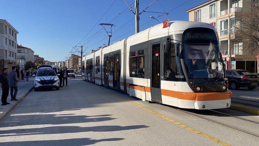 Açık bırakılan servis kapısına tramvay çarptı: 3 yaralı