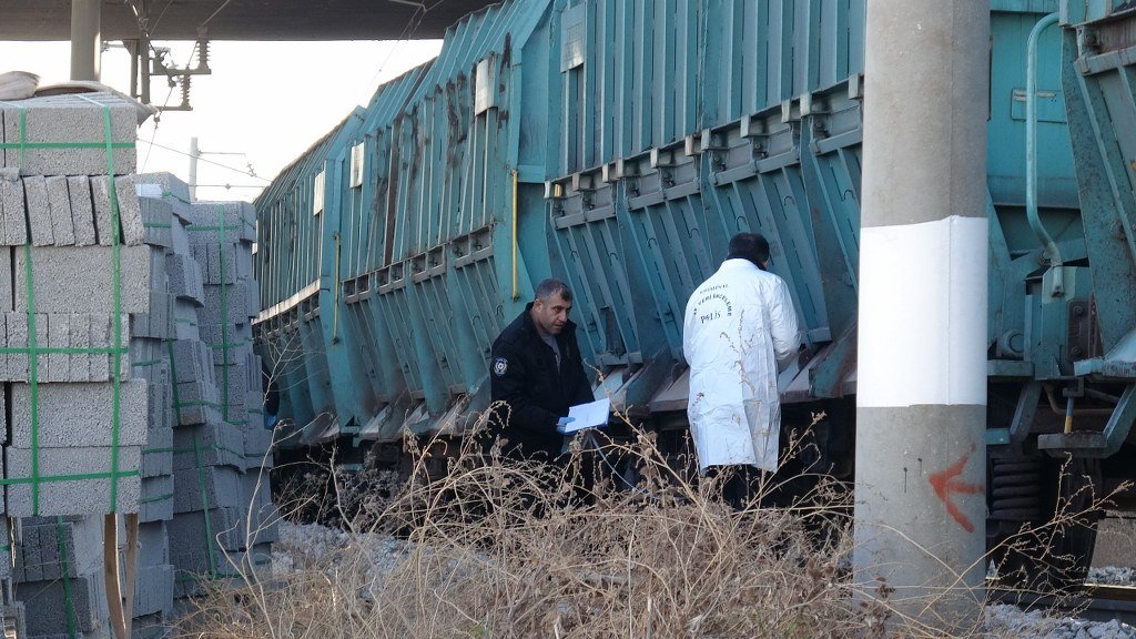 Yük treninin çarptığı genç hayatını kaybetti