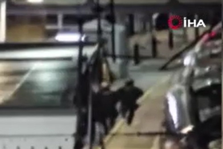 Trende bıçaklı saldırı: 9’u ağır 10 yaralı