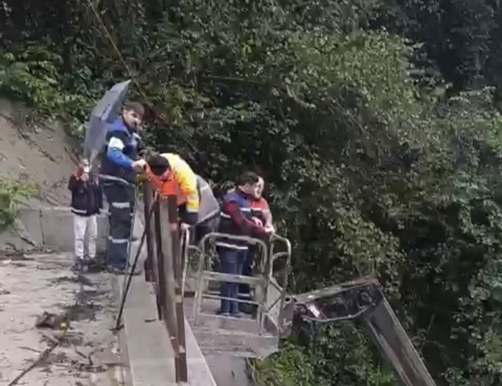 Tünel inşaatında mahsur kalan işçiler kurtarıldı