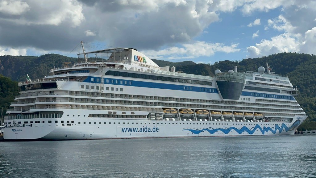 Marmaris'e 2 bin 500 yolcusuyla geldi