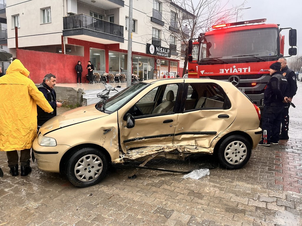 Dikkatsiz U dönüşü kazaya neden oldu:2 Yaralı