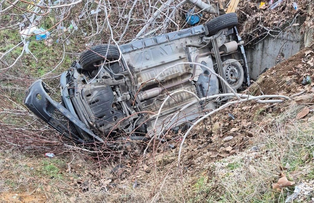 Otomobil şarampole devrildi: 4 yaralı