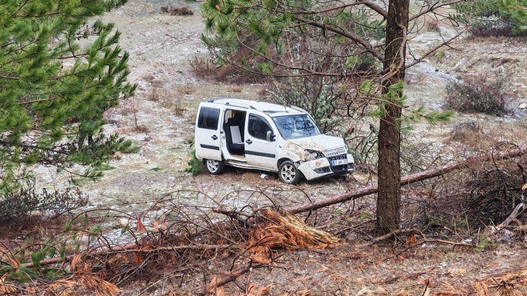 Otomobil uçuruma yuvarlandı: 2 yaralı