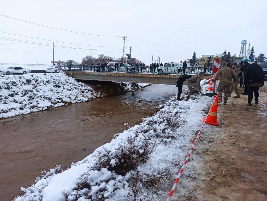 Otomobil sulama kanalına devrildi, 4 kişi kayboldu