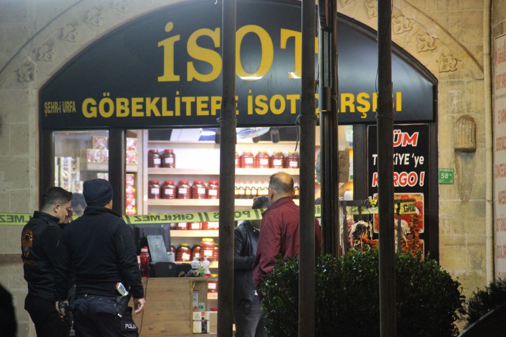 Baharatçı dükkanına silahlı saldırı: 1 ağır yaralı