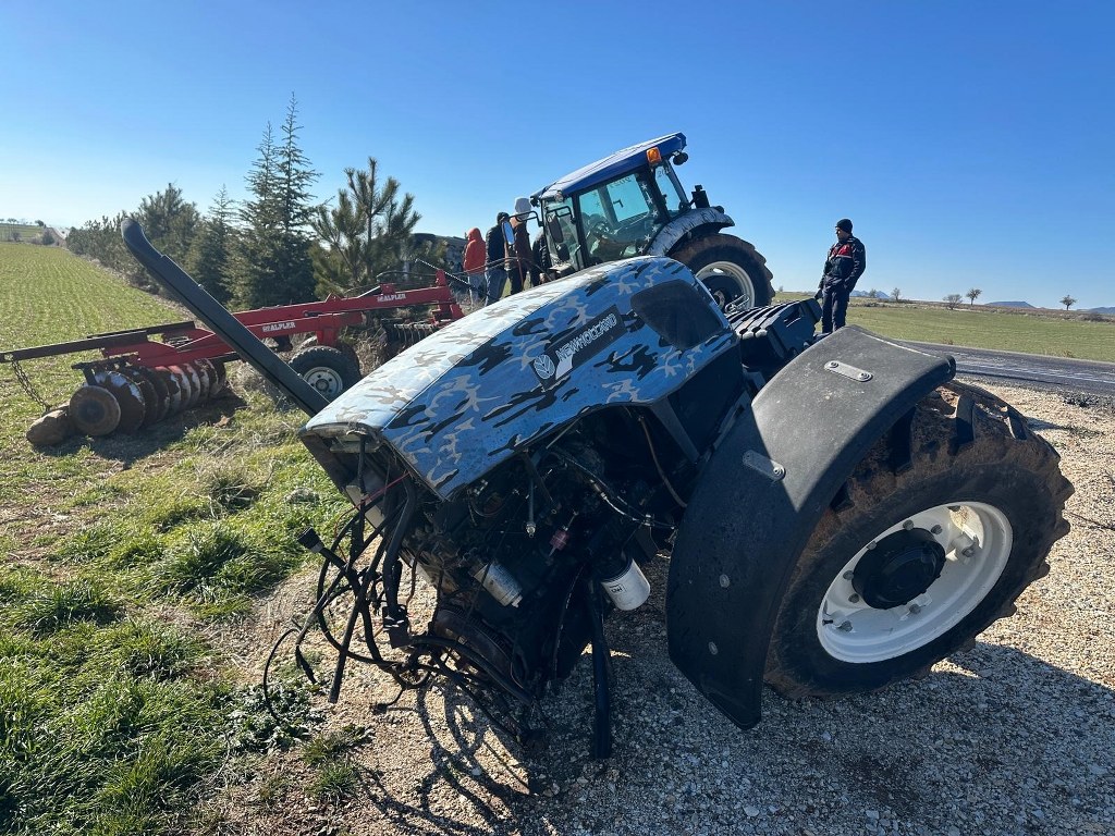Kamyonetle çarpışan traktör ikiye bölündü