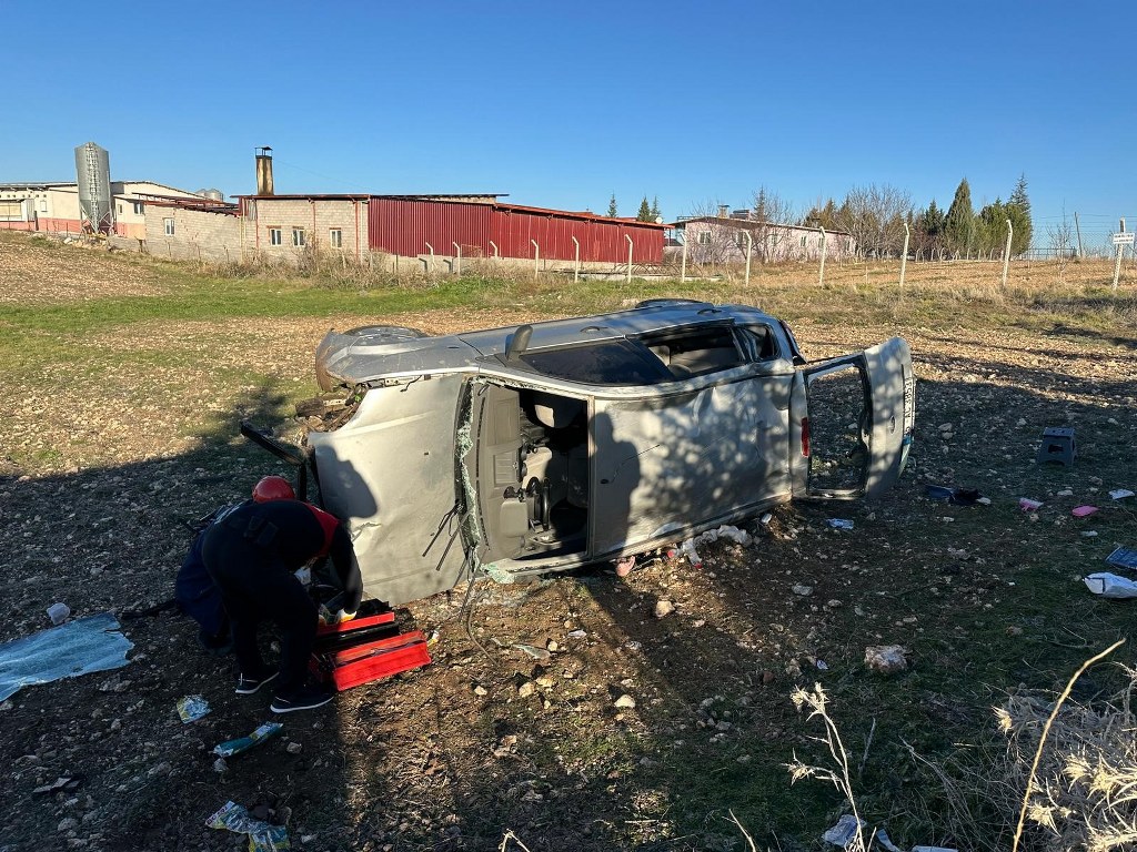 Otomobil tarlaya uçtu: 1’i bebek 5 yaralı