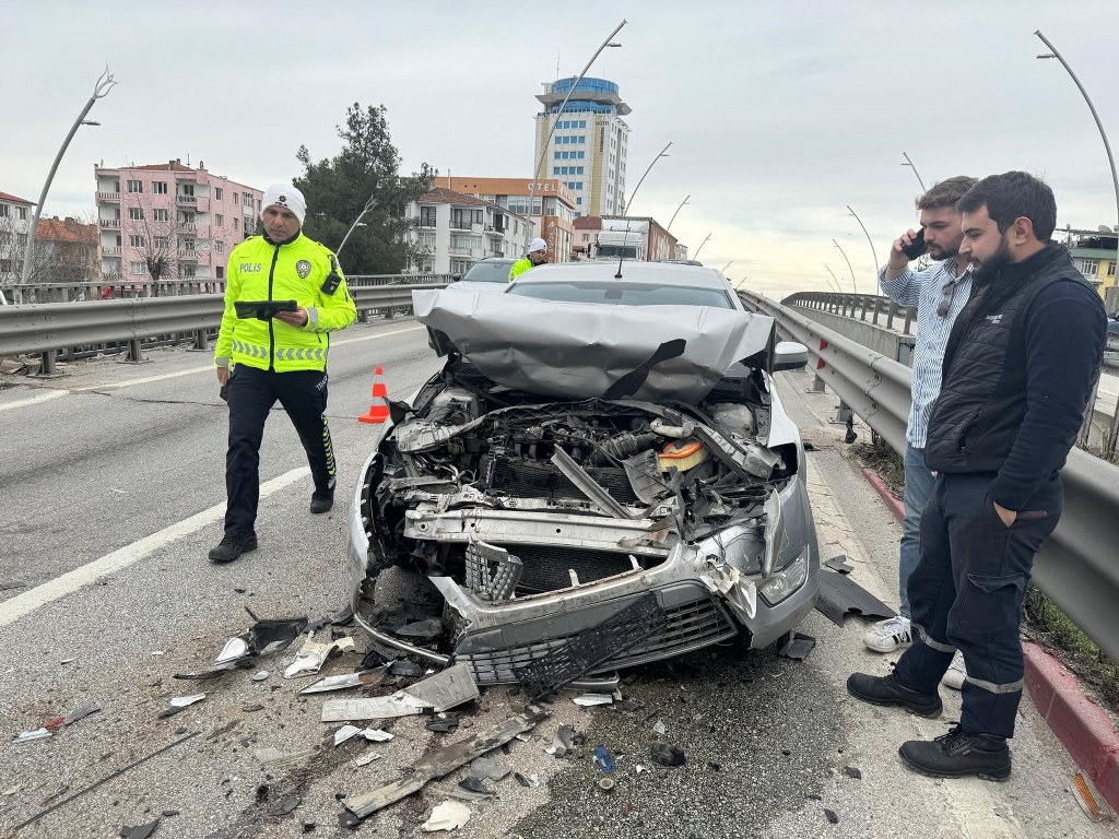 3 otomobil çarpıştı: 4 yaralı