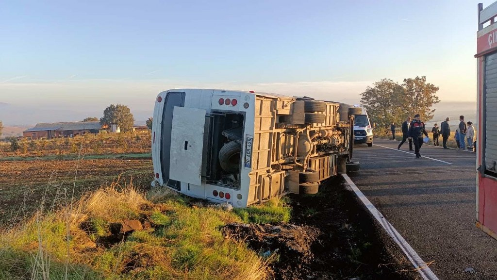Tarım işçilerini taşıyan midibüs yan yattı: 23 yaralı