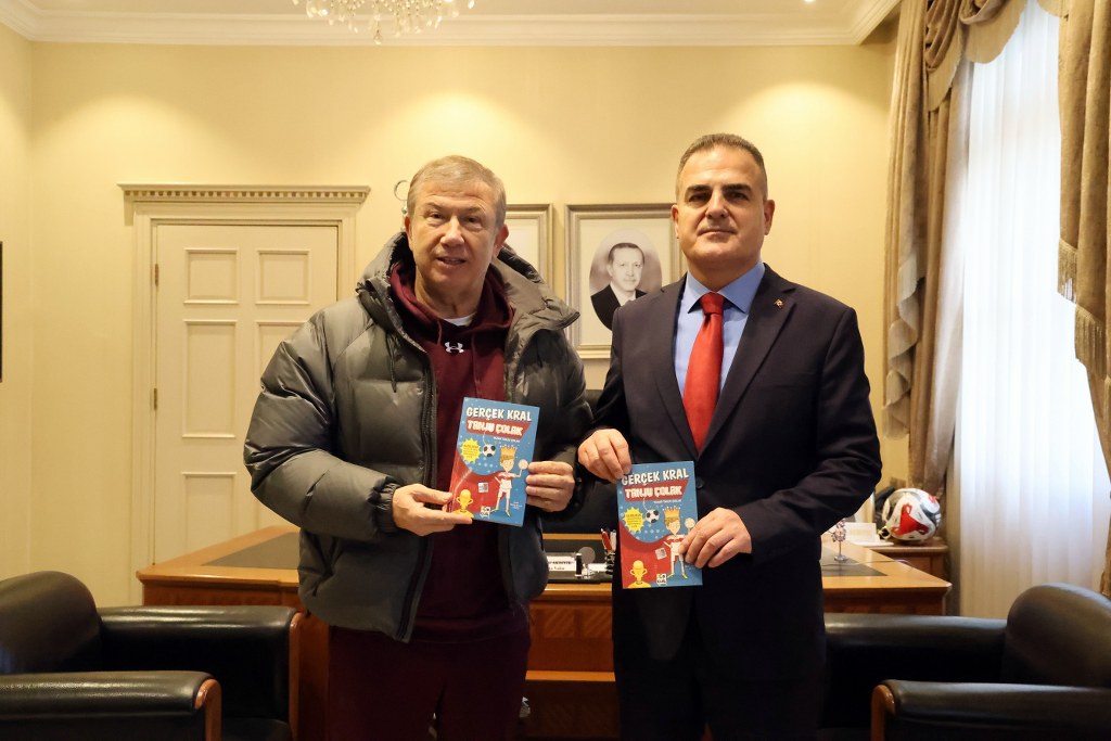 Futbolun efsane ismi Vali Akbıyık’a ‘Gerçek Kral Tanju Çolak’ kitabını hediye etti
