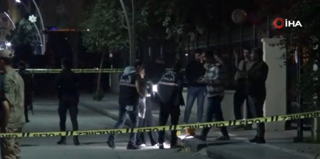 Adliye çıkışında silahlı saldırıya uğrayan 2 kişi ağır yaralandı