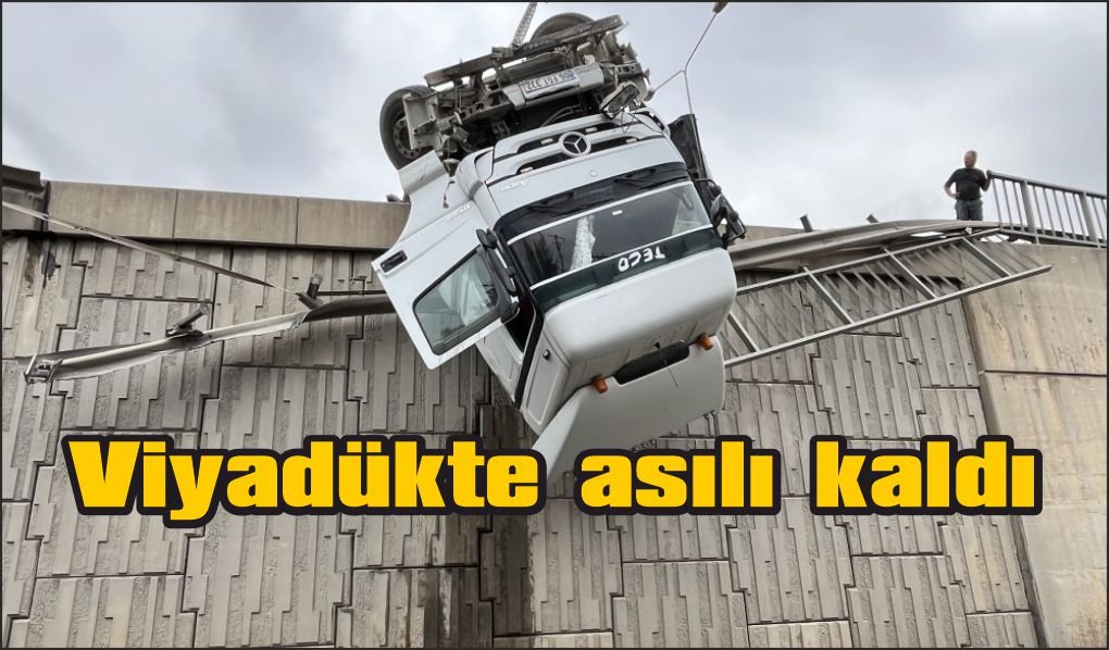 Tır devrildi, kupası viyadükte asılı kaldı