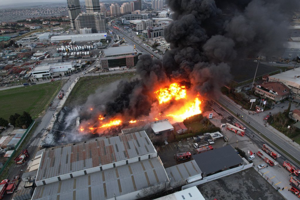 Plastik kasa üretimi yapan fabrikada yangın