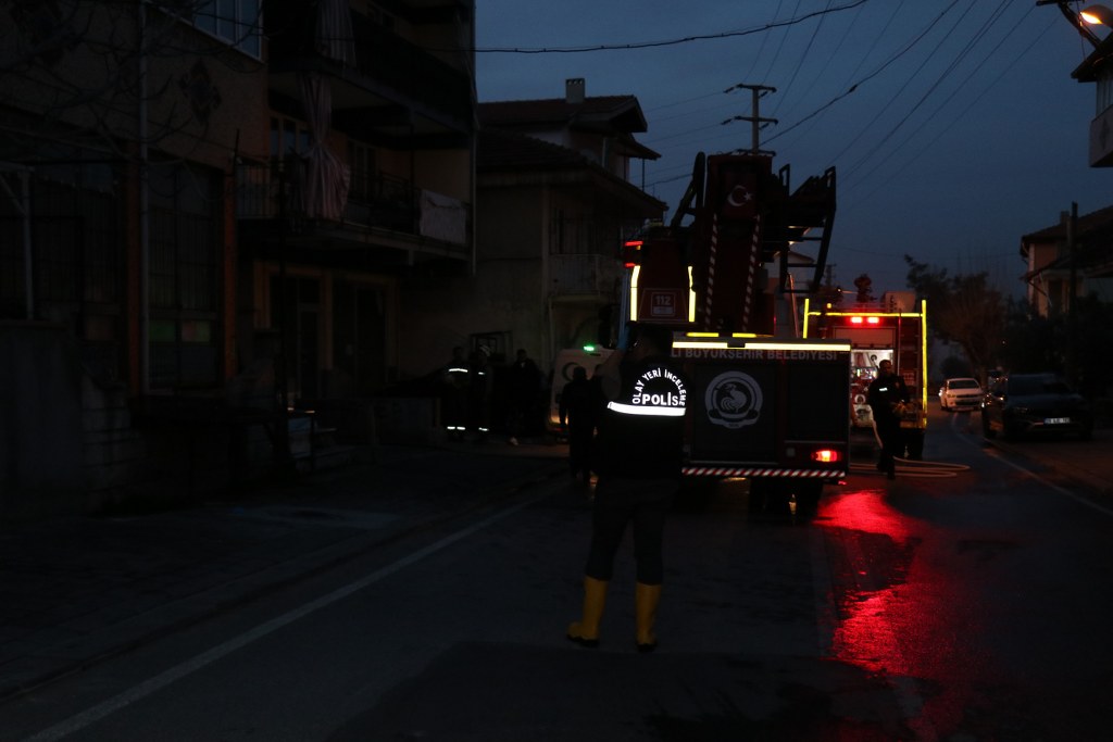 Evde çıkan yangında çocuklarını kurtaran anne hayatını kaybetti