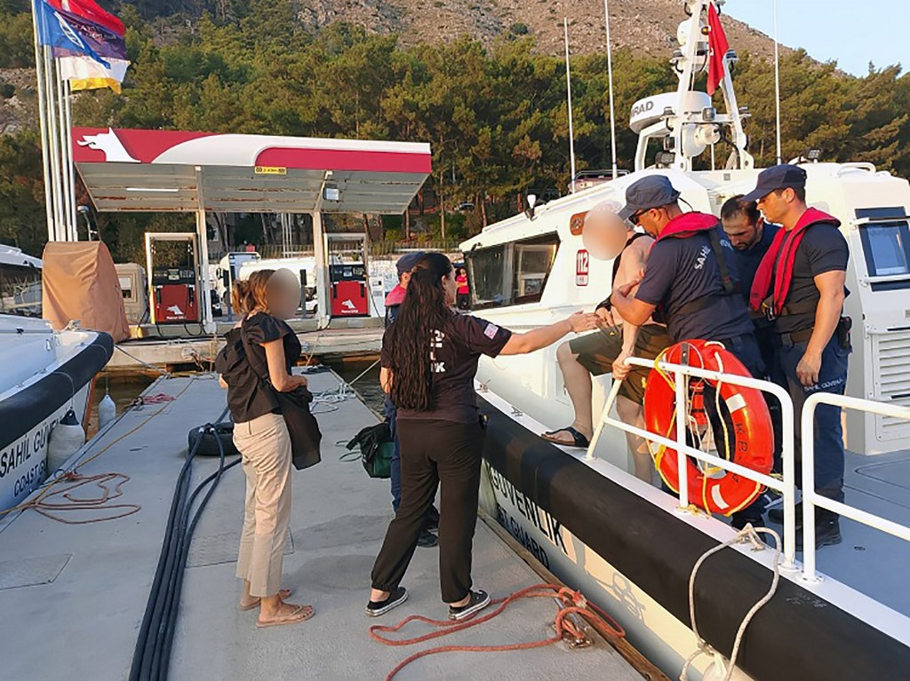 Teknelerde yaralanan iki kişiye tıbbi tahliye